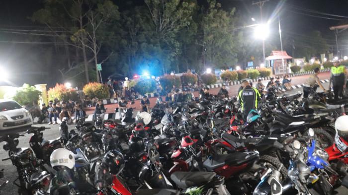 PULUHAN MOTOR DIAMANKAN - Petugas Polres Sintang mengamankan motor berknalpot brong saat razia Operasi Zebra Kapuas 2025, Sabtu 22 November 2025 malam.