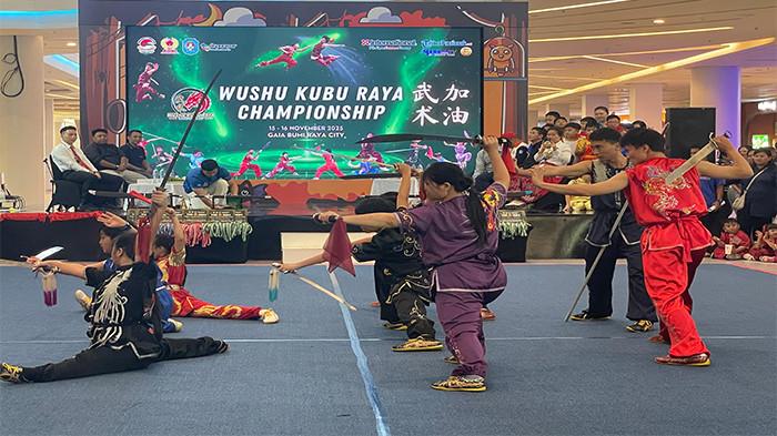 MENAMPILKAN - Para atlet wushu menampilkan atraksinya pada Wushu Kubu Raya Championship (WKRC) 2025 di Center Atrium Gaia Bumi Raya City Mal pada Sabtu 15 November hingga Minggu 16 November 2025.