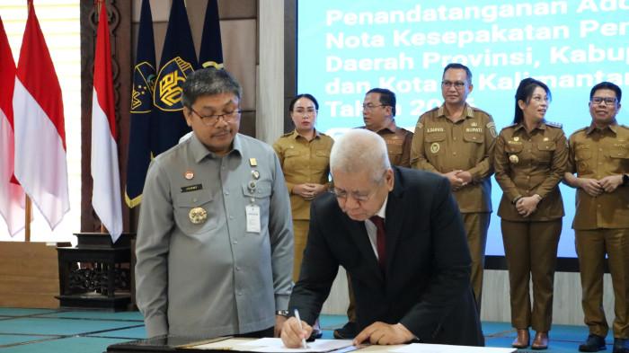 PENANDATANGANAN - Penandatanganan Adendum Nota Kesepakatan Pemerintah Daerah Provinsi, Kabupaten dan Kota di Kalimantan Barat Tahun 2026. 