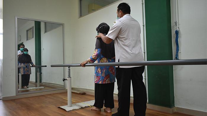 Penanganan pasien rehab medik untuk stroke.