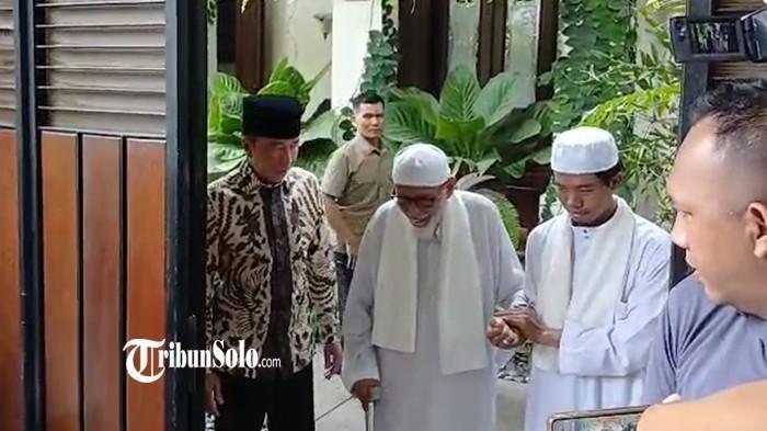 PESAN Penting KH Abu Bakar Basyir Saat Sambangi Kediaman Joko Widodo di Sumber Solo