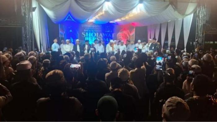 PENGAJIAN UMUM - Ribuan orang hadiri Pengajian Umum dan Sholawat Bersama yang menghadirkan KHR. Moch. Kholil As’ad Syamsul Arifin, Pengasuh Pondok Pesantren Wali Songo Mimbaan Panji, Situbondo, Jawa Timur, di kawasan Tugu Khatulistiwa, Pontianak, Minggu malam 10 Agustus 2025. Sejumlah personel polisi disiagakan lakukan pengamanan