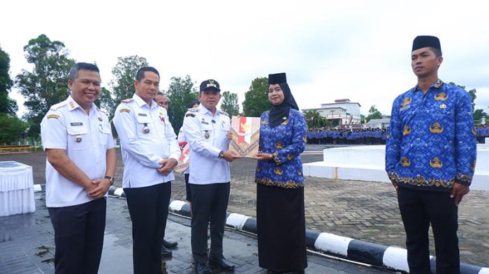 Wabup Landak Serahkan SK 455 PPPK Tahap II Tahun Anggaran 2024