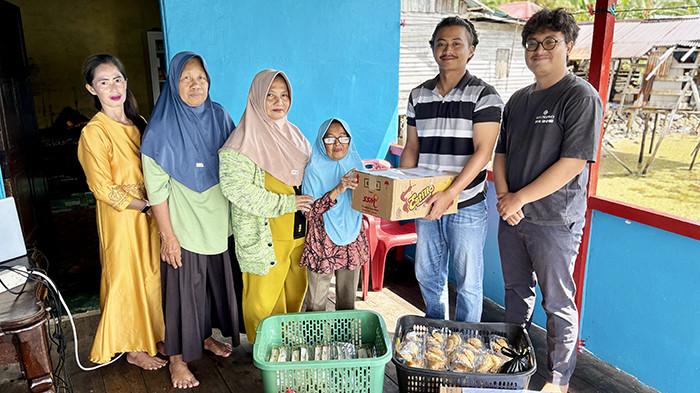 PRODUK UMKM - Penyaluran produk UMKM masyarakat Desa Pelapis kepada tim CSR DIB untuk dipasarkan di Pulau Penebang, Kamis (26/2/2026).