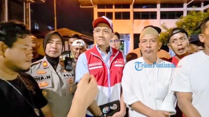 ANTREAN BBM KALBAR - SAM Pertamina Patra Niaga Kalbar, Widhi Tri Ardhi Hidayat memberikan keterangan kepada Perwakilan Ormas Kalbar yang mendatangi kantor Pertamina Patra Niaga Kalbar di Jalan Sutoyo, Pontianak Selatan, Pontianak pada Jumat 20 Maret 2026 dini hari. Pertamina menegaskan pihaknya akan memaksimalkan penyuplaian BBM ke sejumlah SPBU.