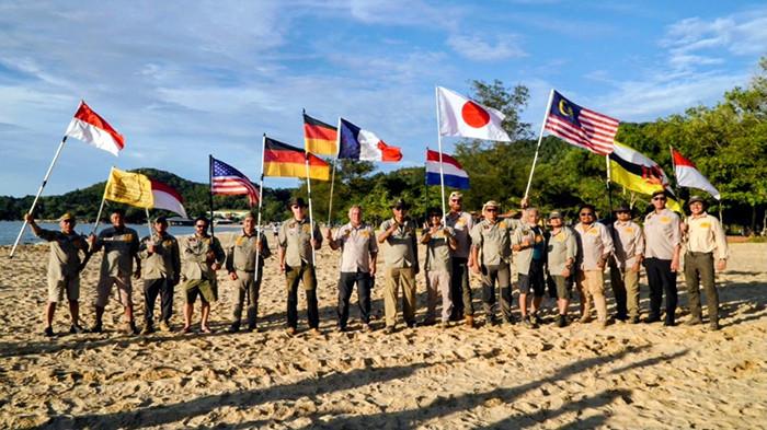 FOTO BERSAMA - Peserta Kalimantan Tribute 2026 dari 15 negara yang ikut dalam ajang bergengsi, yakni Indonesia selaku tuan rumah foto bersama dengan peserta dari Malaysia, Brunei , Jepang, Belanda, Perancis, Jerman, Amerika Serikat.