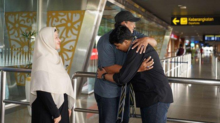 DIANTAR - Peserta Operations Development Program (ODP) PT DIB diantar orang tua ke Bandara Supadio untuk mengikuti pelatihan teknis ke Cina, Kamis (14/5/2026).