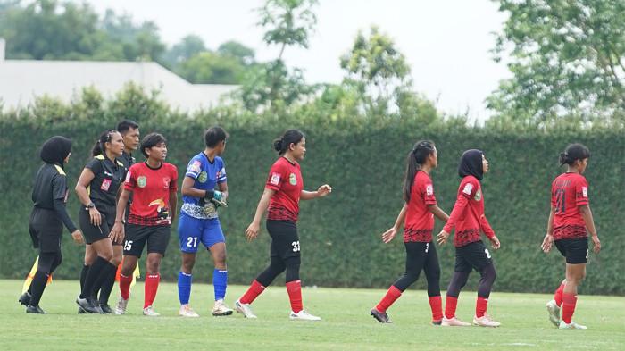 PIALA PERTIWI 2025 - Tim Kalbar saat berlaga menghadapi Jawa Timur di Piala Pertiwi 2025. Pada pertandingan ini Kalbar harus mengakui keunggulan Jatim dengan skor 4-0.