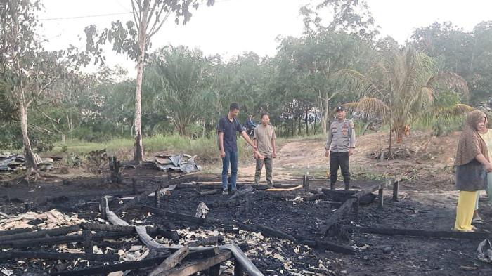 KEBAKARAN DI SAMBAS - Polisi mendatangani lokasi kebakaran rumah warga di Dusun Sempadang Kecamatan Selakau Timur. Polisi mengungkap kronologi kebakaran yang menghanguskan rumah Sumirah (70) warga Dusun Sempadang Desa Buduk Sempadang, Kecamatan Selakau Timur, Kabupaten Sambas, Kalimantan Barat, Kamis 6 November 2025.