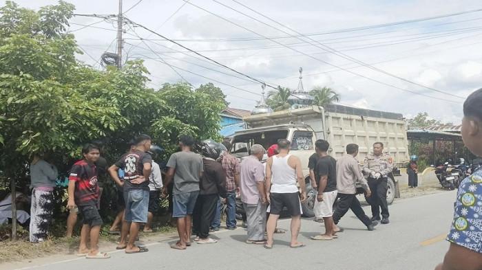 MAHASISWA POLTESA KECELAKAAN - Sejumlah pengendara dan warga setempat mengerumuni lokasi kecelakaan lalu lintas di Jalan Raya Kartiasa, Sambas, Kalbar, Rabu 8 Oktober 2025. Polisi berhasil mengungkap kronologi kecelakaan yang menewaskan mahasiswa Politeknik Negeri Sambas (Poltesa), Iqmal Robiatul (21) itu.