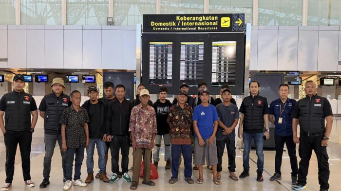 PEKERJA TELANTAR - Anggota Jatanras Polresta Pontianak saat mengawal kepulangan 13 pekerja terlantar asal Jawa Barat di Bandara Supadio Pontianak. 