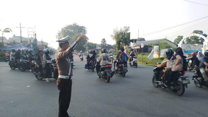 Unit Lantas Polsek Pontianak Kota Lakukan Pengaturan Arus Lalu Lintas di Persimpangan Jalan