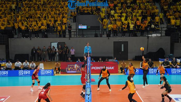 PERTANDINGAN PROLIGA - Pertandingan Bola Voli Jakarta Popsivo Polwan menang telak 3-0 kontra Medan Falcon, di GOR Terpadu Ayani, Kota Pontianak, Kamis, 8 Januari 2026. Pertandingan tersebut merupakan laga pembuka Proliga Bola Voli 2026 pekan ke-1, pada tanggal 8- 11 Januari 2026.