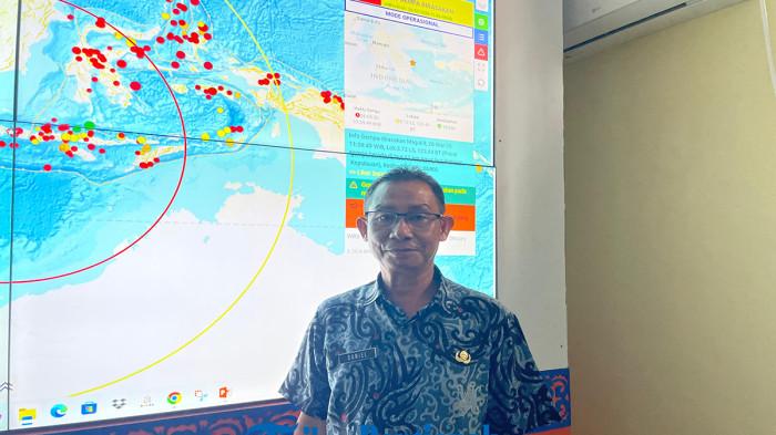 BERIKAN IMABAUAN - Koordinator Harian Pusdalops Penanggulangan Bencana BPBD Kalbar, Daniel, saat berada dj ruang Command Center Pusat Pengendalian Operasi (Pusdalops PB), Kamis 26 Maret 2026. 