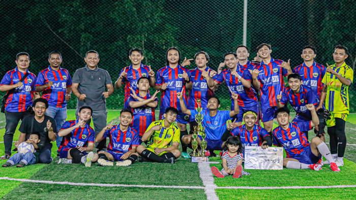 RAIH JUARA - Foto tim Tribun Pontianak usai menjadi juara pada turnamen mini soccer BUMN Muda PT Perkebunan Nusantara (PTPN) IV Regional V di Lapangan NEP Mini Soccer, Jalan Ujung Pandang, Kecamatan Pontianak Kota, pada Sabtu 6 Desember 2025.