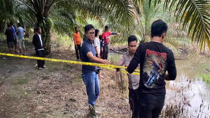BOCAH TERTIMBUN LONGSOR - Polisi memasang garis polisi di TKP anak laki-laki 8 tahun berinisial VDP tewas tertimpa longsor di tepian aliran anak Sungai Pengkedant di Dusun Peruan Dalam, Desa Peruan Dalam, Kecamatan Tayan Hulu, Kabupaten Sanggau, Kalimantan Barat, Rabu 5 November 2025. Berikut detik-detik tewasnya VDP.