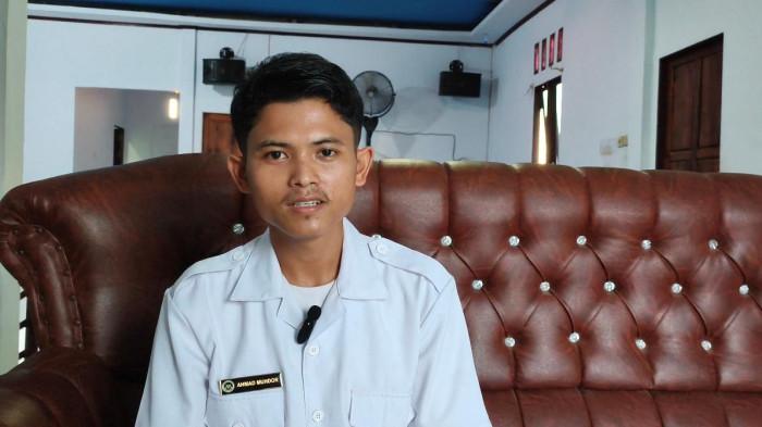 BERI KETERANGAN -  Kepala SPPG Rantau Panjang, Ahmad Muhdor, saat di wawancara Tribun Pontianak di dapur SPPG Rantau panjang, Desa Rantau Panjang, Kecamatan Simpang Hilir, Kabupaten Kayong Utara, Kalimantan Barat, Minggu 5 Oktober 2025. Ia menjelaskan baru-baru ini pihaknya telah diaudit langsung oleh Balai Pengawas Obat dan Makanan (BPOM) bersama Dinas Kesehatan. Audit itu dilakukan untuk menilai kelayakan operasional dapur.