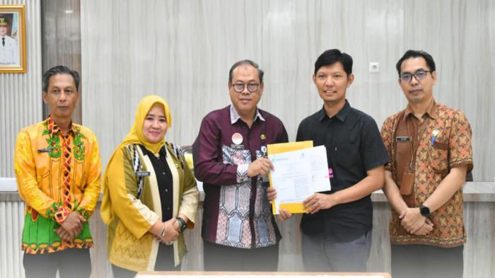 PENYERAHAN ALAT - Direktur RSUD dr. Soedarso, drg Hary Agung Tjahyadi, bersama Wakil Direktur Administrasi dan Keuangan Drs Rene Rienaldy , dan Dinas Kesehatan Provinsi Kalbar usai penandatangan Penyerahan alat Magnetic Resonance Imaging (MRI) dari Kementerian Kesehatan Republik Indonesia (Kemenkes RI). 
