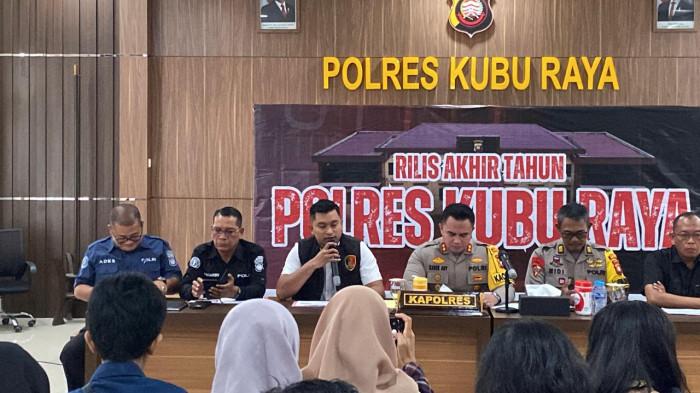 RILIS AKHIR TAHUN - Polres Kubu Raya, Polda Kalimantan Barat, mencatat capaian signifikan dalam penanganan tindak pidana sepanjang tahun 2025. Dalam rilis akhir tahun yang digelar pada Selasa 30 Desember 2025, Polres Kubu Raya berhasil menyelesaikan 437 dari total 540 laporan kasus pidana yang masuk.