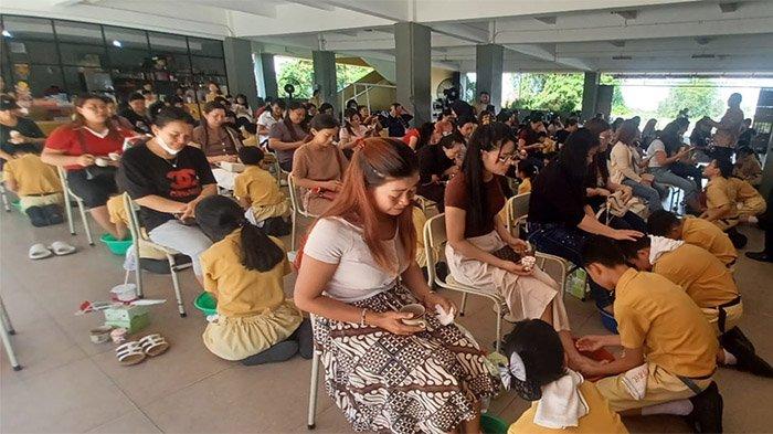 MENGGELAR - SD Bina Bhakti menggelar peringatan Hari Ibu Internasional di Lobby SD Bina Bhakti Kubu Raya, Jalan Adisucipto, Kamis 21 Mei 2026. Para siswa melakukan cuci kaki kepada para orang tua mereka.