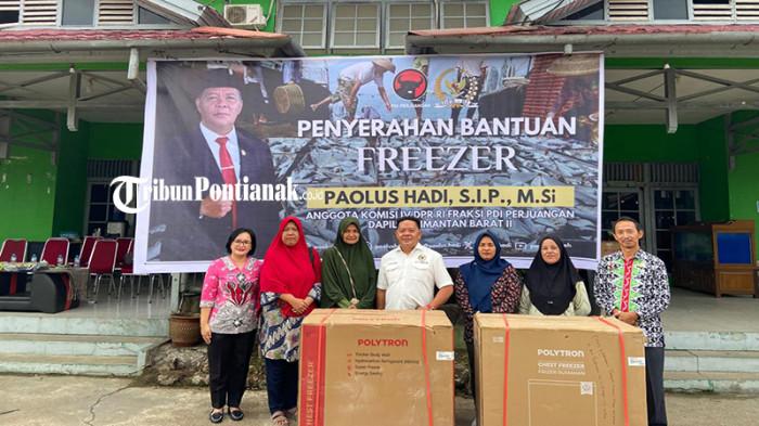 Paolus Hadi Serahkan Bantuan Freezer Kepada Dua Kelompok Pengolah dan Pemasar Ikan di Sanggau