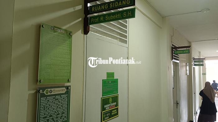 SIDANG TERTUTUP - Sidang perdana kasus pengeroyokan yang dilakukan oleh tiga perempuan yang berinisial PT, AF, dan SQ terhadap korban yang berinisial NN di Ruangan Prof. R. Subekti, S.H., Pengadilan Negeri Pontianak, Jalan Slt. Abdurrahman, Kecamatan Pontianak Kota, pada Selasa, 16 September 2025.