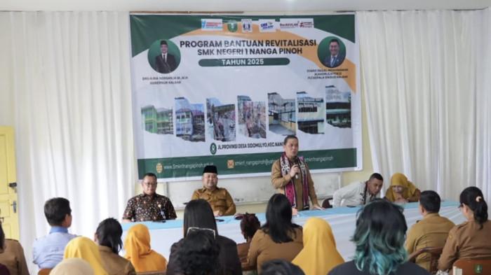 Gubernur Kalimantan Barat, Ria Norsan melaksanakan Safari Ramadan ke Kabupaten Melawi dan menyempatkan diri untuk mengunjungi area SMKN 1 Nanga Pinoh, Selasa 24 Februari 2026.