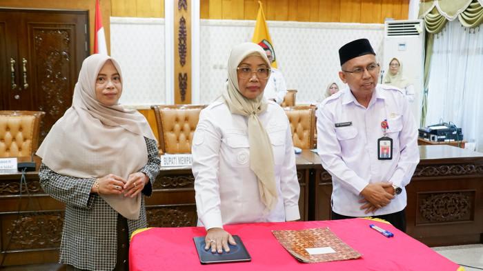 SPMB - Pemerintah Kabupaten Mempawah resmi meluncurkan pelaksanaan Sistem Penerimaan Murid Baru (SPMB) jenjang PAUD/TK, SD dan SMP Tahun Ajaran 2026/2027 melalui Rapat Koordinasi Penandatanganan Pakta Integritas dan Komitmen Bersama di Aula Junjung Titah Kantor Bupati Mempawah, Rabu, 13 Mei 2026.
