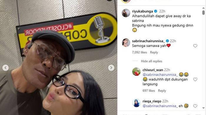 Sabrina Chairunnisa terlihat santai menawarkan Deddy Corbuzier pada Riyuka