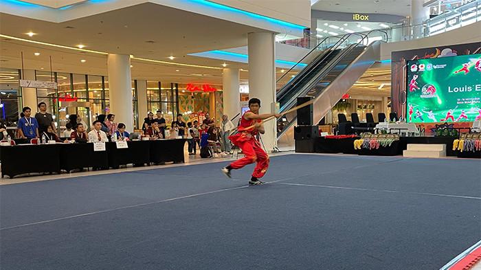 BERLAGA - Salah satu peserta tengah berlaga pada Wushu Kubu Raya Championship (WKRC) 2025 di Center Atrium Gaia Bumi Raya City Mal, Sabtu (15/11). 