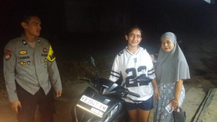 PATROLI MALAM - Bhabinkamtibmas Polsek Sebangki Briptu F. Cimbun melaksanakan patroli malam dan sambang warga di wilayah binaannya, Minggu 5 Oktober 2025. Kegiatan ini merupakan bagian dari upaya kepolisian untuk mendekatkan diri dengan masyarakat serta mendengarkan langsung keluhan maupun masukan dari warga terkait situasi keamanan di lingkungan sekitar.