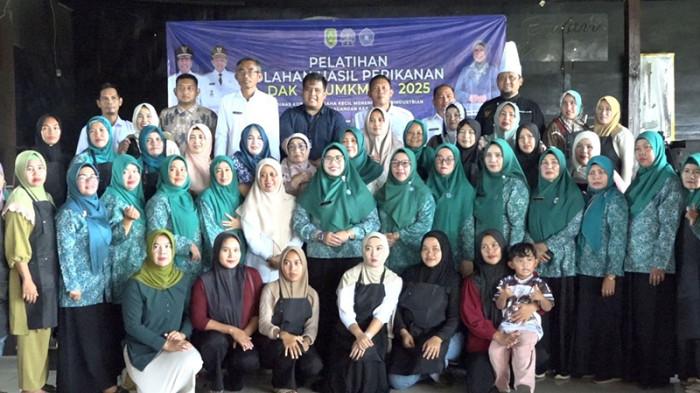 Peluang Ekonomi, Diskumindag Sambas Latih Ibu-ibu Olah Hasil Perikanan