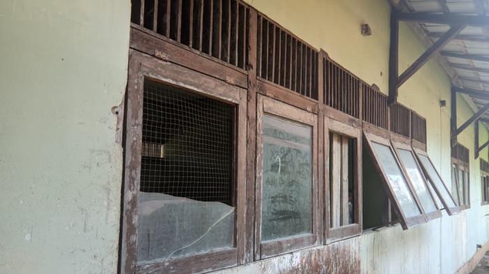BANGUNAN RUSAK - Kondisi bangunan SD Negeri 06 Sawah di Desa Sanatab, Kecamatan Sajingan Besar, Kabupaten Sambas memprihatinkan, Jumat 10 Oktober 2025. Sekolah di perbatasan Indonesia-Malaysia ini butuh perhatian