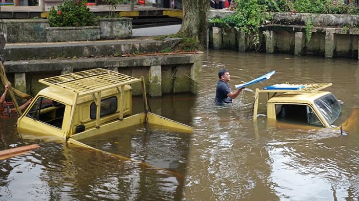 TRUK TERCEBUT PARIT - Proses evakuasi truck nyungsep di Gang Bukit Selindung, Jalan H. Rais A. Rachman, Kelurahan Sungai Jawi, Kota Pontianak, Selasa 21 Oktober 2025. Begini nasib tiga orang di dalamnya.
