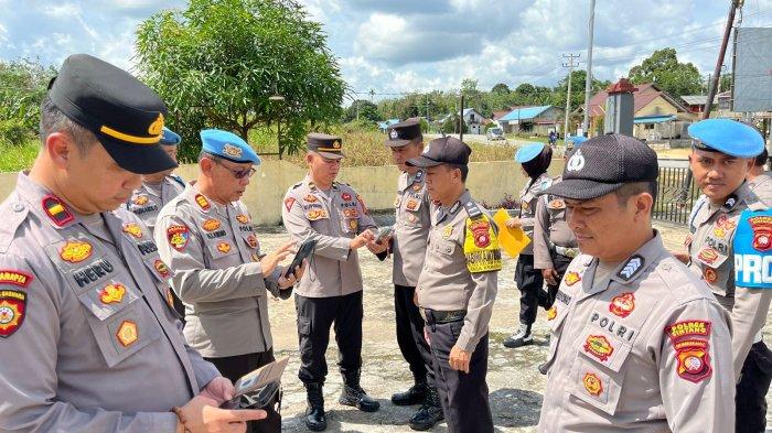 Propam Polres Sintang Lakukan Pengecekan dan Pemeriksaan Ponsel Personel Polsek Kelam Permai
