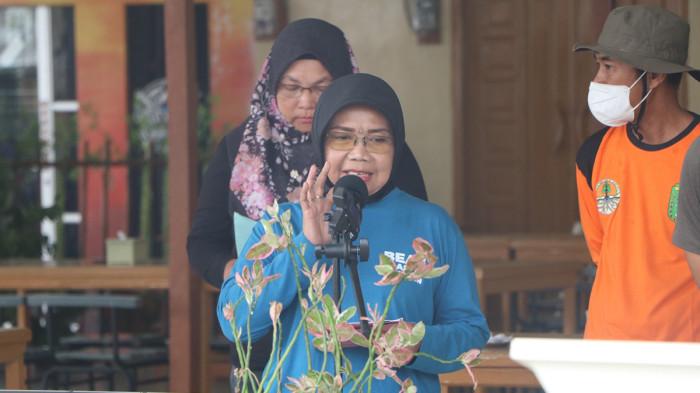 BERI SAMBUTAN - Kepala Dinas Lingkungan Hidup Kabupaten Sintang, Siti Musrikah. Ia menyampaikan bahwa masyarakat diimbau untuk membuang sampah hanya pada pukul 18.00 hingga 06.00 dan di TPS yang telah ditentukan, sebagaimana diatur dalam peraturan daerah dan peraturan bupati.