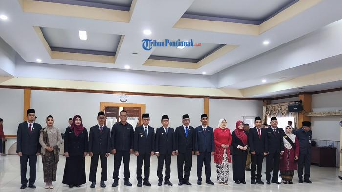 FOTO BERSAMA - Wali Kota Pontianak, Edi Rusdi Kamtono foto bersama jajaran pemerintah serta pejabat yang usai di lantik, di Ruang Aula SSA, Selasa 10 Februari 2026.