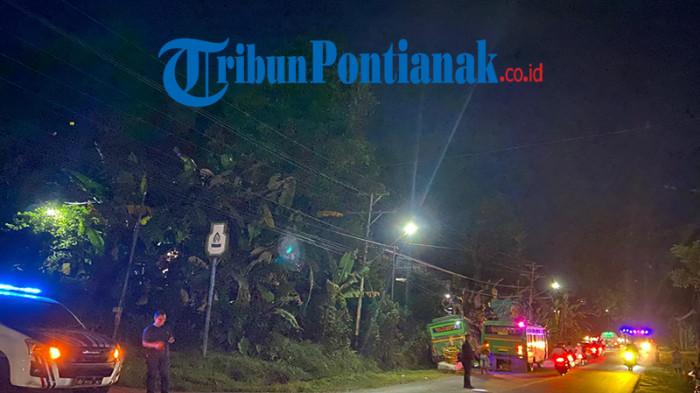 KECELAKAAN LALU LINTAS - Suasana dilokasi kejadian kecelakaan lalu lintas beruntun yang melibatkan dua unit bus dan satu mobil sedan di Jalan Jenderal Sudirman, Kelurahan Bunut, Kecamatan Kapuas, Kabupaten Sanggau, Kalimantan Barat, Sabtu 1 November 2025 malam. 