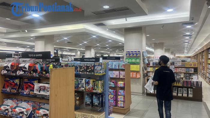 PENJUALAN BUKU - Supervisor Gramedia Pontianak Ayani, Rivaldi Nadillah, saat diwawancarai di Ayani Mega Mall Pontianak Lantai 1, Jalan Jenderal Ahmad Yani, Pontianak Selatan, Kota Pontianak, Kalimantan Barat, Senin 23 Februari 2026.