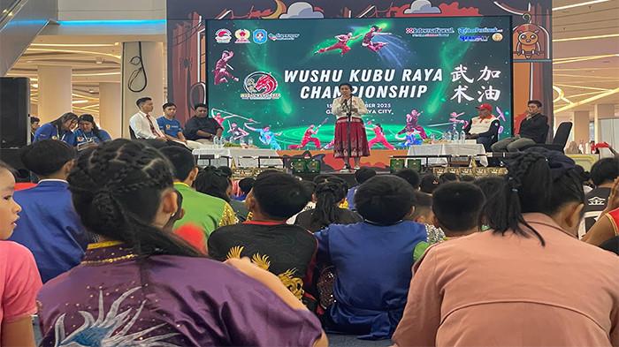 KATA SAMBUTAN - Susanna, Sekretaris Organizing Comitee Wushu Kubu Raya championship. memberikan kata sambutan dalam Wushu Kubu Raya Championship (WKRC) 2025 di Center Atrium Gaia Bumi Raya City Mal, Sabtu (15/11). 