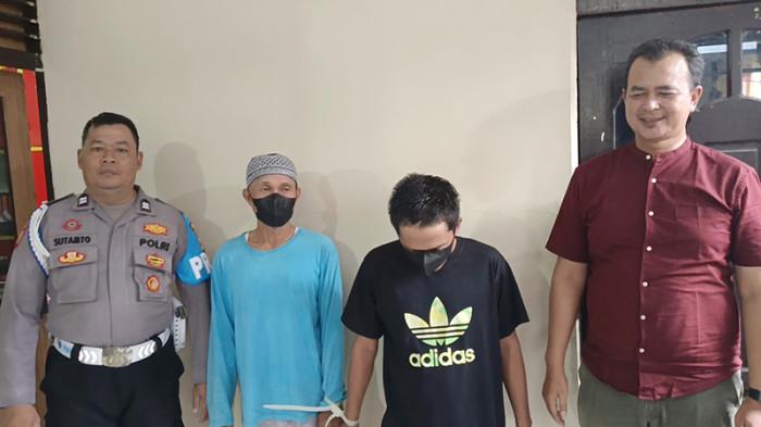 TERSANGKA PENGEDAR UPAL - Kedua pelaku penggunaan uang palsu ZA dan A saat berada di Mapolsek Pontianak Selatan, pada Jumat, 10 Oktober 2025.