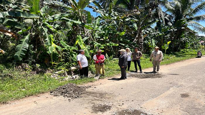 Tinjau Kerusakan Jalan Sungai Pinyuh Erlina Tegaskan Komitmen Pemkab Mempawah Perbaiki Infrastruktur