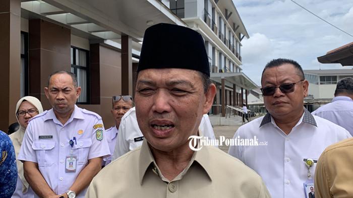 TINJAU SEKOLAH RAKYAT - Gubernur Kalimantan Barat, Ria Norsan diwawancarai usai melakukan peninjauan Sekolah Rakyat sementara yang berada di Gedung Balai Sertifikasi Provinsi Kalbar, yang beralamat di Jl. Abdurrahman Saleh, Kota Pontianak, Kalimantan Barat, Rabu 1 Oktober 2025.