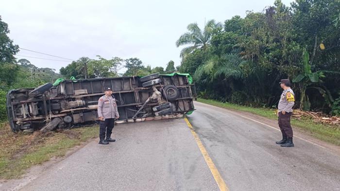 Truk Bermuatan Semen Tumbang Usai Tabrakan dengan Mobil di Parindu, Dua Orang Luka Ringan