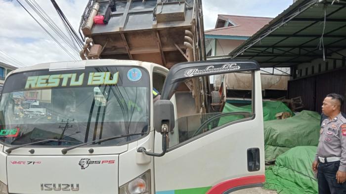DATANGI TKP - Personel Polres Sekadau datangi TKP Sopir dump truck meninggal dunia dalam kecelakaan kerja saat proses bongkar muat pupuk di sebuah toko pertanian di Kabupaten Sekadau, Kalimantan Barat, Rabu 11 Maret 2026. Korban diketahui bernama Gampang Sriyono (57), warga Dusun Parit Mayor, Desa Kapur, Kecamatan Sungai Raya, Kabupaten Kubu Raya.
