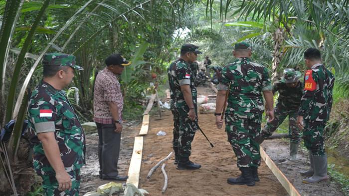 Dansatgas TMMD Dampingi Danrem 121/Abw Tinjau Progres Pembangunan di Desa Ratu Sepudak