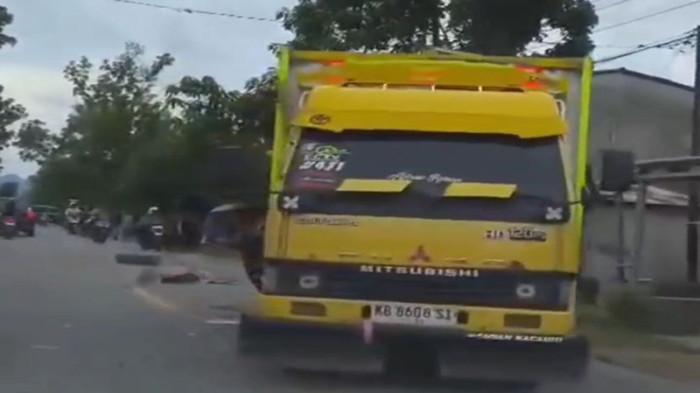 KECELAKAAN LALU LINTAS - Tangkapan layar video dari warga yang melintas saat kejadian kecelakaan lalu lintas yang terjadi di Jalan Ratu Sepudak, Kelurahan Sungai Bulan, Kecamatan Singkawang Utara, pada Jumat 24 Oktober 2025 sekira pukul 13.20 WIB.