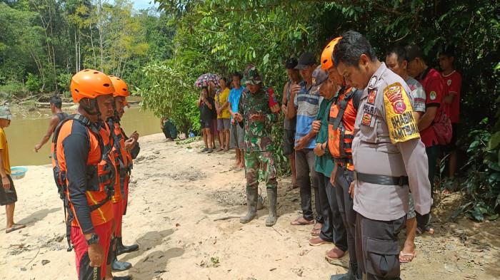 PENCARIAN KORBAN TENGGELAM - Tim SAR gabungan bersama aparat kepolisian dan TNI serta warga setempat menggelar doa bersama sebelum melakukan pencarian korban tenggelam di Sungai Laur, Desa Kenanga, Kecamatan Simpang Hulu, Kabupaten Ketapang, Kalimantan Barat, Kamis 7 November 2025.