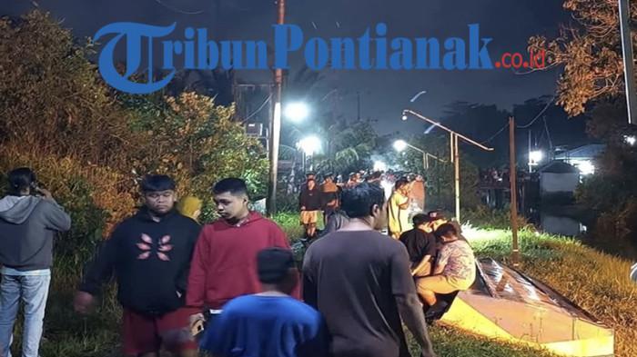 KORBAN TENGGELAM - Tim gabungan bersama masyarakat saat melakukan proses pencarian seorang anak berinisial MR (8) diduga tenggelam di sekitar Jalan Parit Masigi, Kecamatan Sungai Ambawang, Kabupaten Kubu Raya, Jumat 24 Oktober 2025, malam.