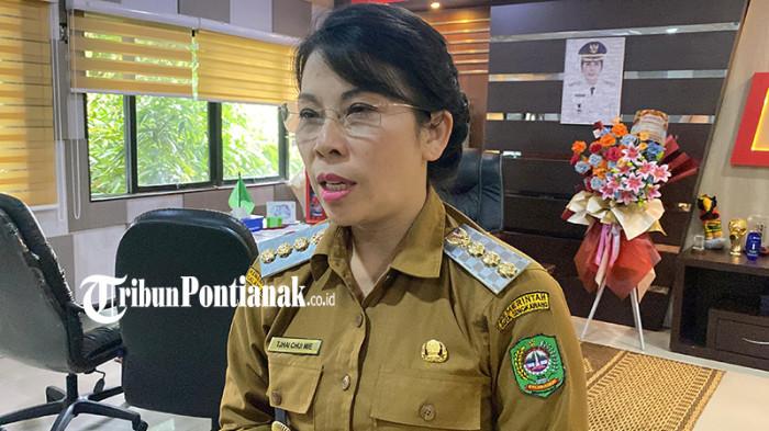 WAWANCARA - Wali Kota Singkawang, Tjhai Chui Mie, menyampaikan malam pergantian tahun baru 2025 pemerintah kota tidak mengadakan pesta kembang api. Ia berharap semoga di tahun 2026 mendatang membawa kebaikan, kesehatan rezeki, dan kesejahteraan bagi semua masyarakat.